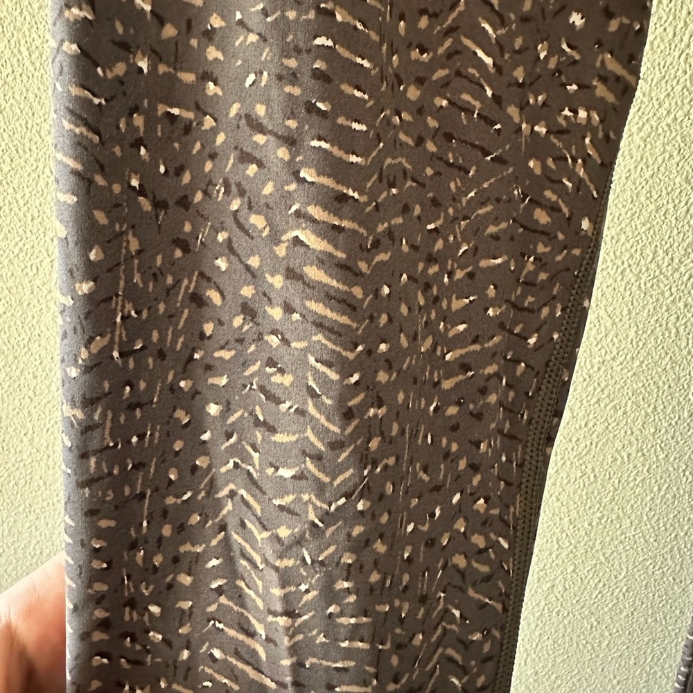 VARLEY Luna Athletic Yoga 25" Leggings in Umber Feather grey tan print size XS - Picture 7 of 10
